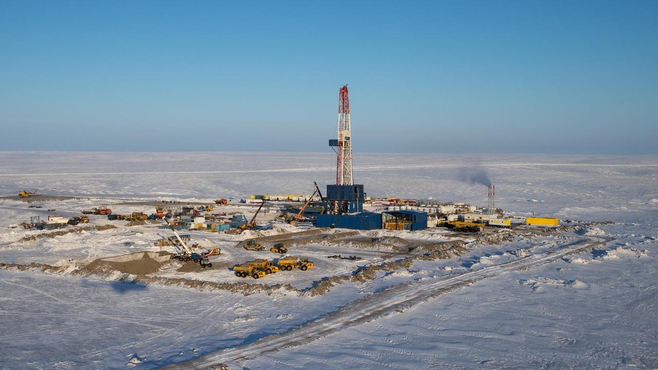 Rosneft bohrt an der Ölquelle Tsentralno-Olginskaya-1 - Anlage im Schnee.