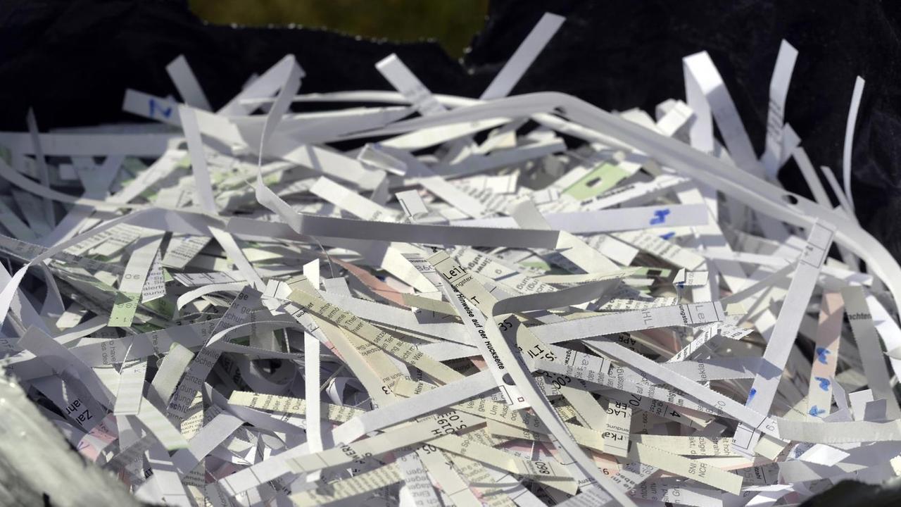 Geschredderte Papierschnipsel liegen zur Vernichtung in einem Sack bereit. Foto: Volkmar Heinz | Verwendung weltweit Geschredderte Papierschnipsel liegen zur Vernichtung in einem Sack bereit. Foto: Volkmar Heinz | Verwendung weltweit