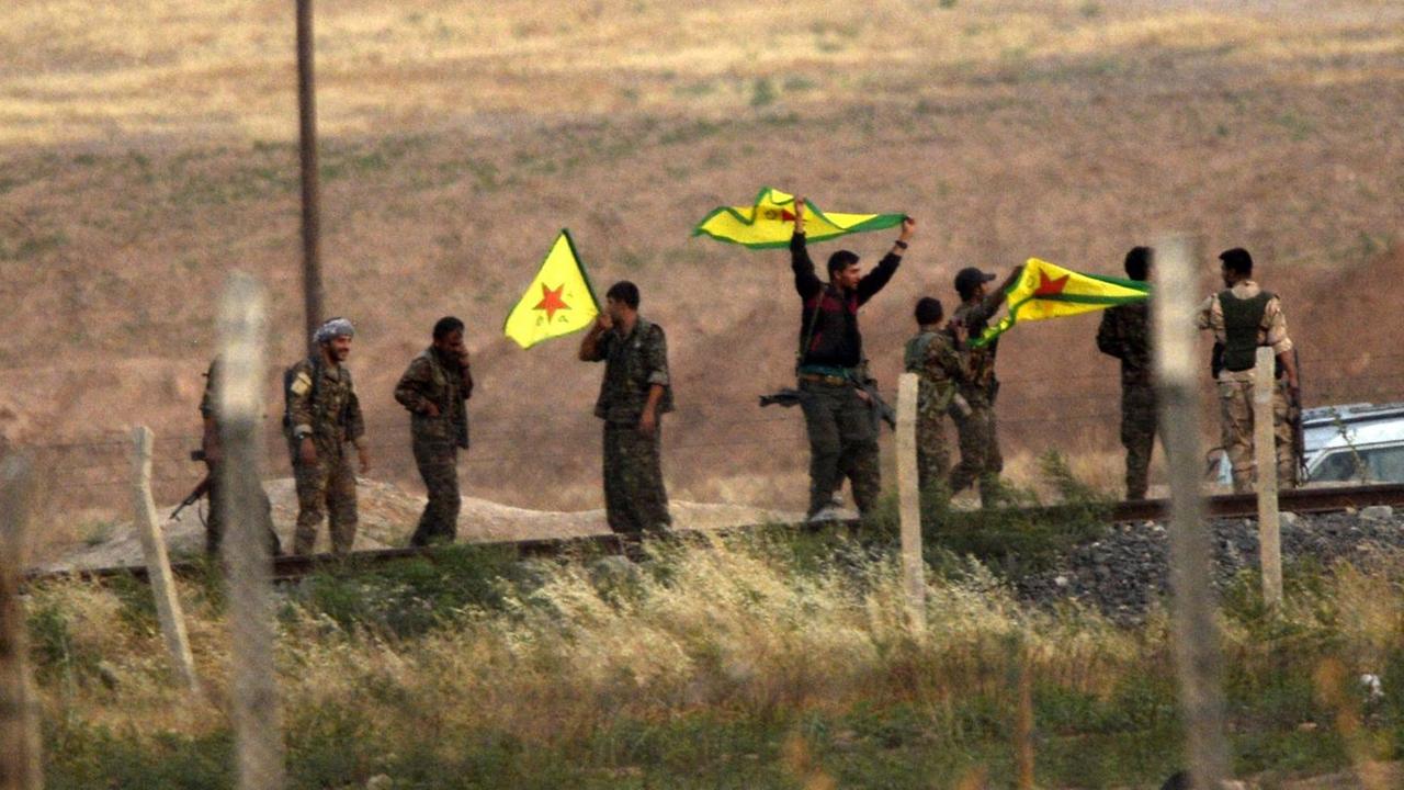 Kurdische Kämpfer an der Grenze von Syrien zur Türkei Kurdische Kämpfer an der Grenze von Syrien zur Türkei