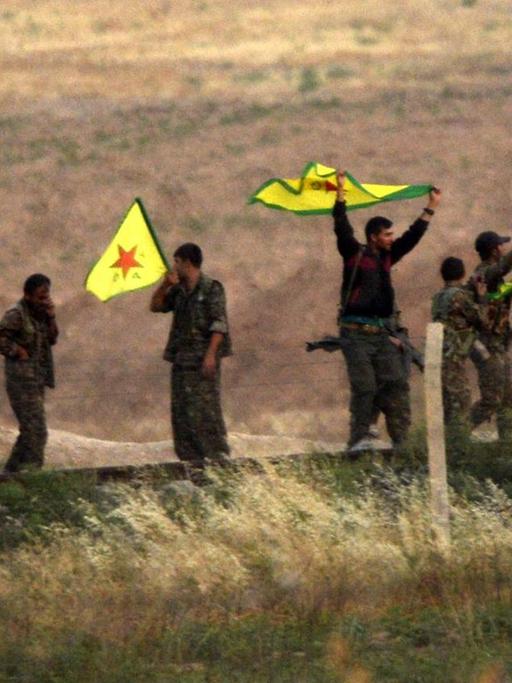 Kurdische Kämpfer an der Grenze von Syrien zur Türkei