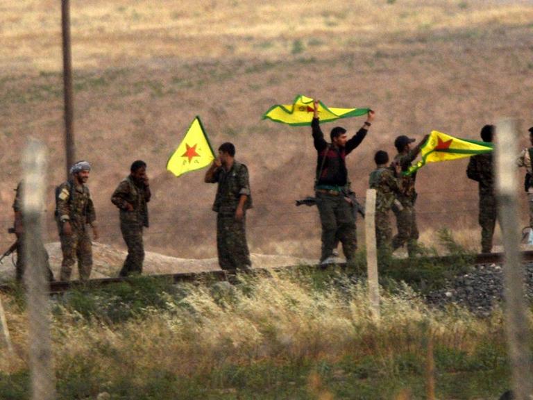 Kurdische Kämpfer an der Grenze von Syrien zur Türkei