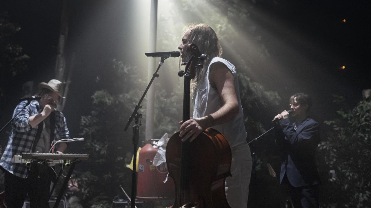 Eine Band spielt in einem Wald-Setting, düstere Lichtstimmung. Eine Band spielt in einem Wald-Setting, düstere Lichtstimmung.