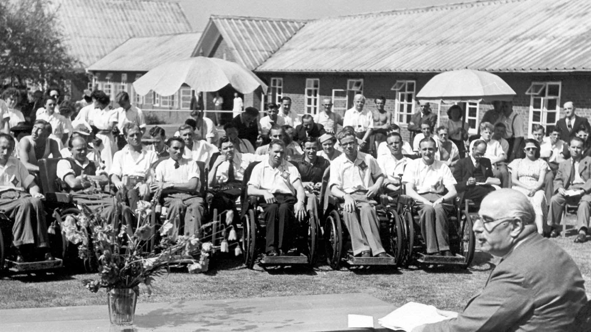 Die undatierte Aufnahme zeigt den jüdischen Arzt Ludwig Guttmann (vorne rechts). Die undatierte Aufnahme zeigt den jüdischen Arzt Ludwig Guttmann (vorne rechts).