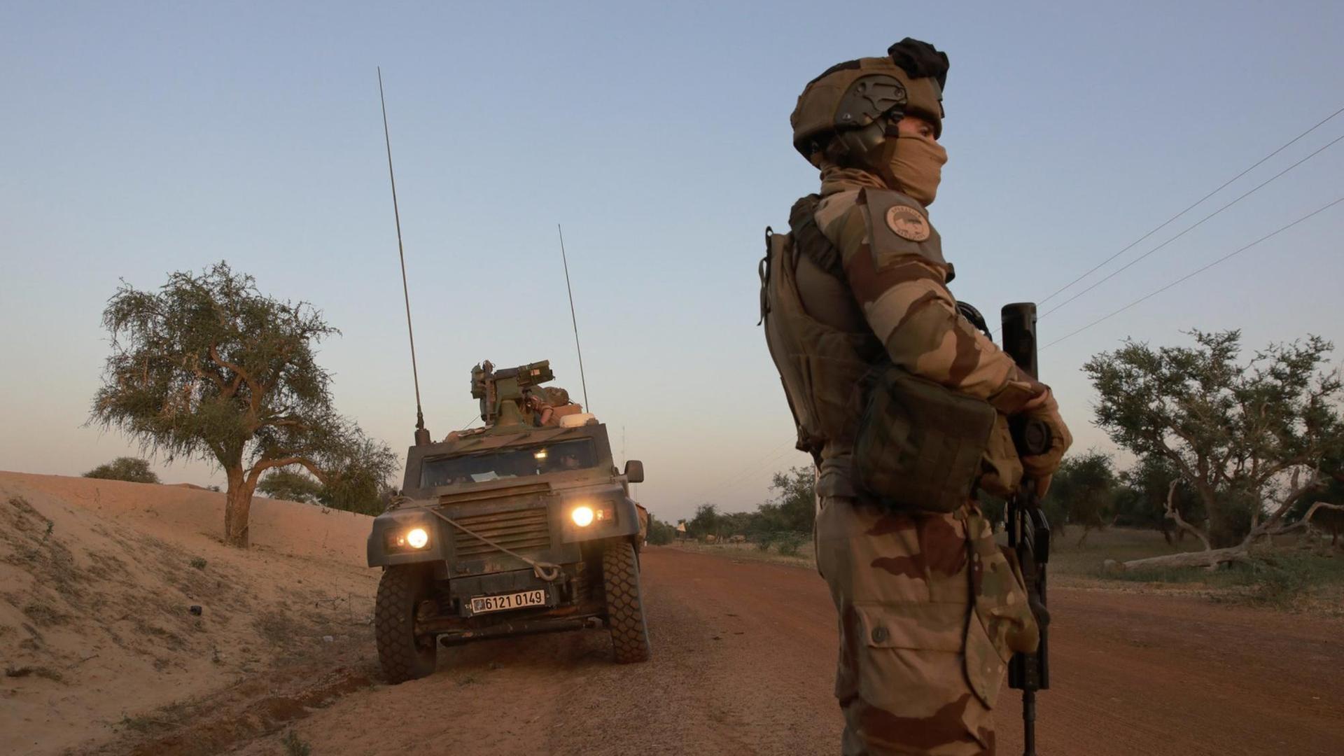 Französische Soldaten der "Operation Barkhane" am 4. November 2019 in Burkina Faso. Die Operation ist in fünf Ländern des westafrikanischen Sahel aktiv: Tschad, Mali, Mauritania and Niger.