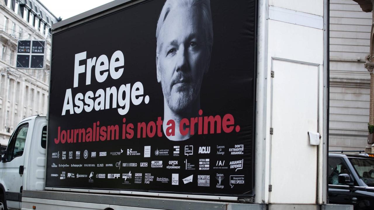 Ein Plakat auf einem Fahrzeug in London mit der Forderung Julian Assange freizulassen. Ein Plakat auf einem Fahrzeug in London mit der Forderung Julian Assange freizulassen.