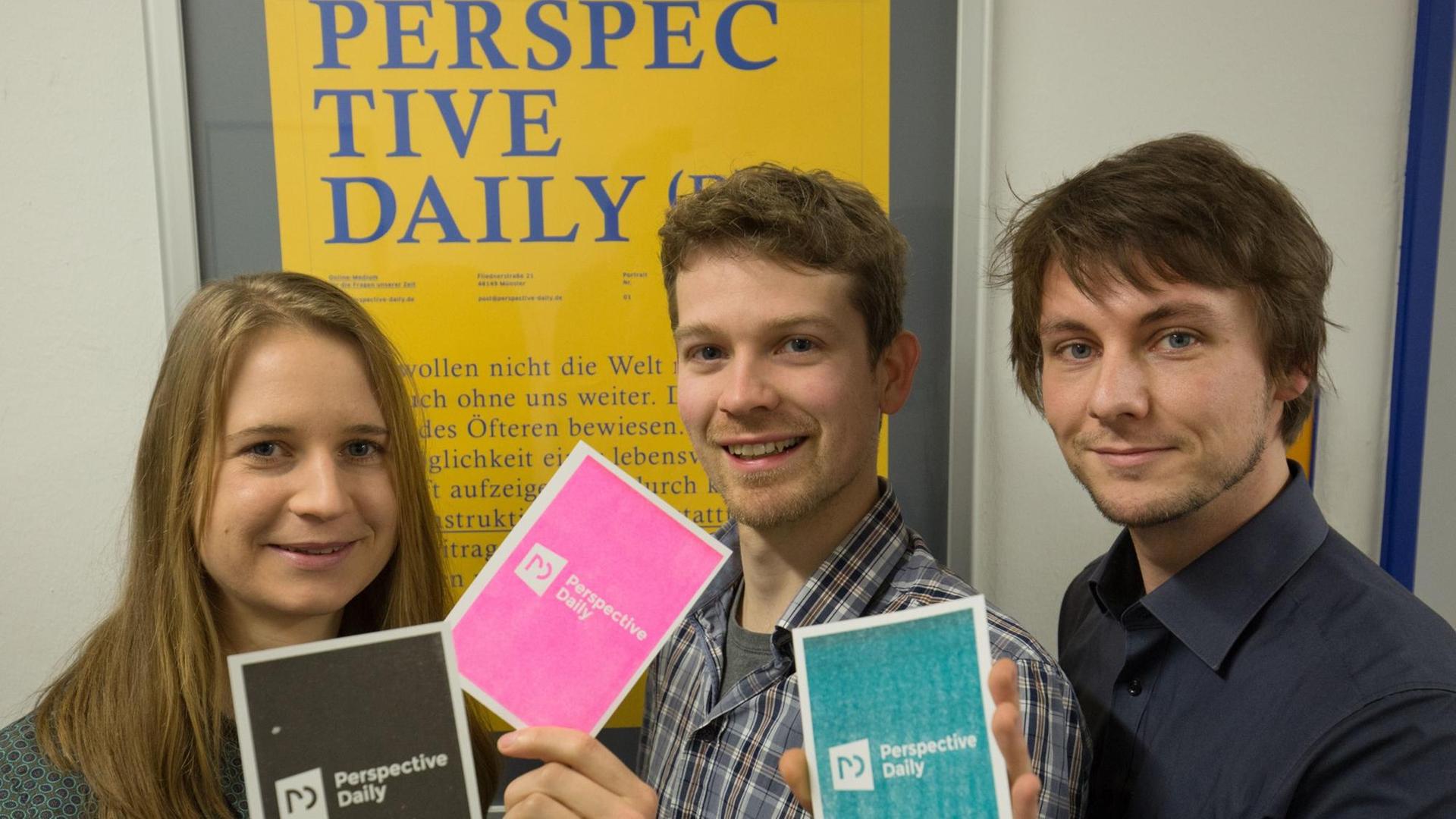 Die Medienmacher Maren Urner, Bernhard Eickenberg und Han Langeslag halten Werbepostkarten mit dem Namen ihres Online-Magazins "Perspective Daily" in den Händen. Die Medienmacher Maren Urner, Bernhard Eickenberg und Han Langeslag halten Werbepostkarten mit dem Namen ihres Online-Magazins "Perspective Daily" in den Händen.
