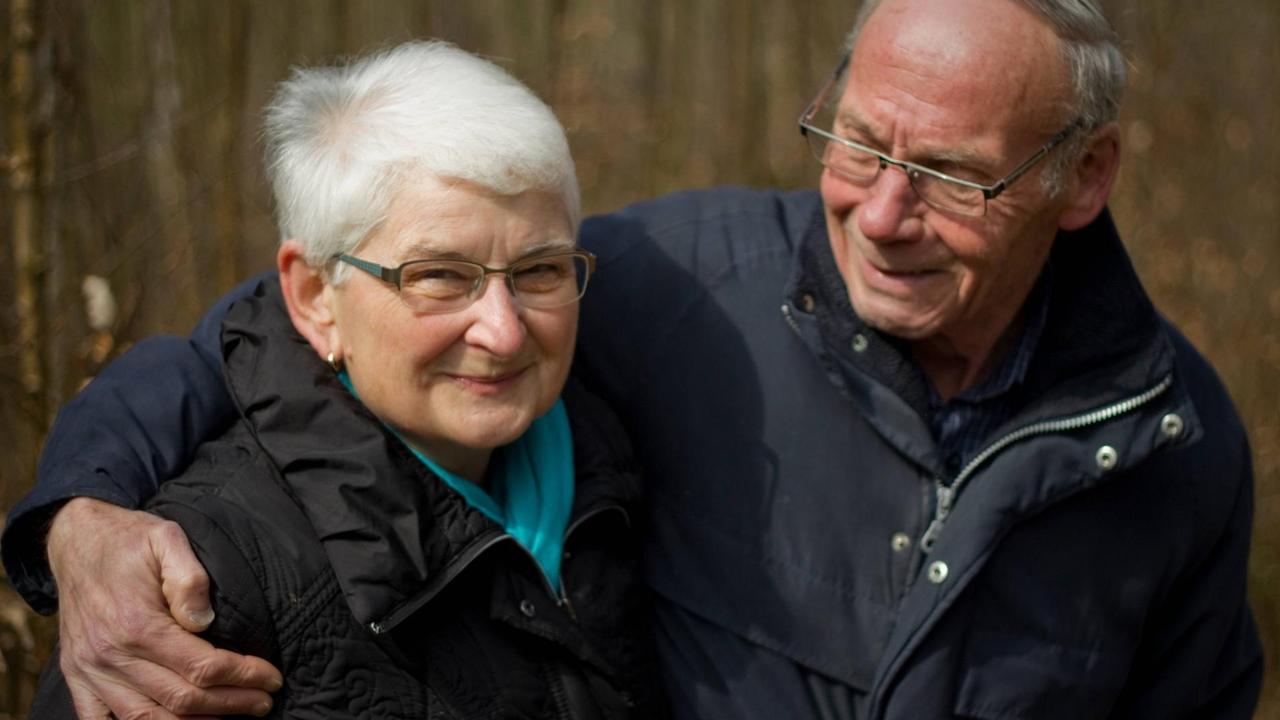 Seniorenpaar lacht gemeinsam draußen GESELLSCHAFT/creative *** Senior couple laughs together outdoors. COMPANY creative PUBLICATIONxINxGERxSUIxAUTxONLY photocase_2373655 Seniorenpaar lacht gemeinsam draußen GESELLSCHAFT/creative *** Senior couple laughs together outdoors. COMPANY creative PUBLICATIONxINxGERxSUIxAUTxONLY photocase_2373655