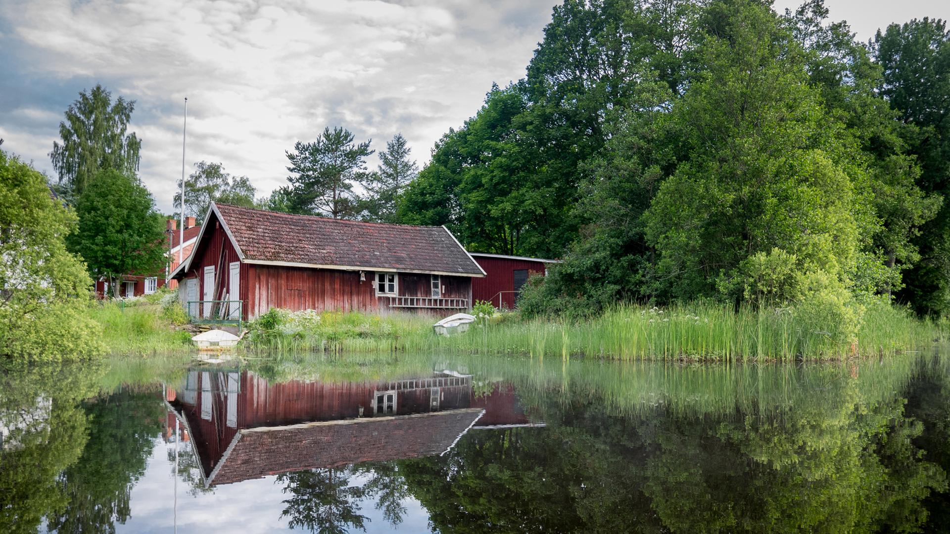 Eine schwedische Holzhütte an einem See. Eine schwedische Holzhütte an einem See.
