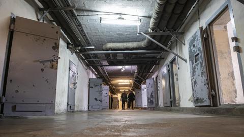 Besucher gehen am "Tag der offenen Tür" in der Stasiopfer-Gedenkstätte Berlin-Hohenschönhausen durch das sogenannte "U-Boot". Dort waren zu DDR-Zeiten Häftlinge unter menschenunwürdigen Bedingungen inhaftiert.