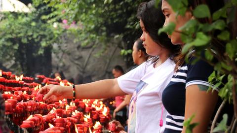 Angehörige von Opfern des Drogenkrieges beten in einer Kirche in Cabu und zünden Kerzen an.