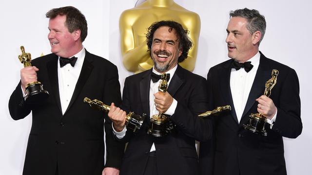 James W. Skotchdopole, Alejandro González Iñárritu and John Lesher (von links) bei der Oscar-Verleihung für "Birdman" in Los Angeles