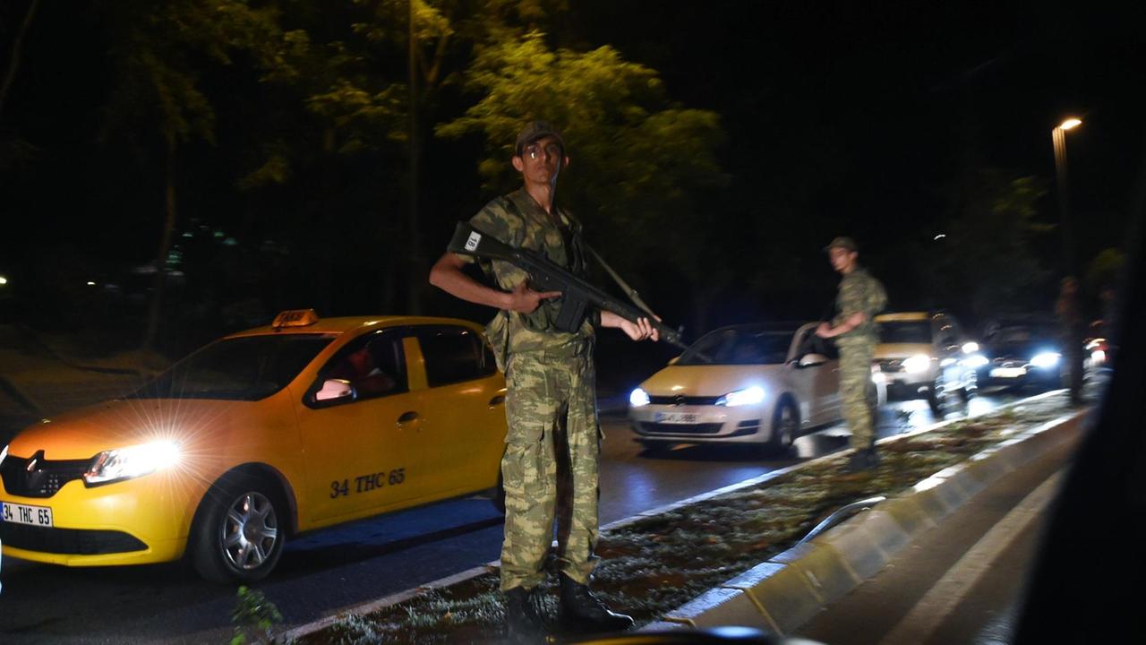 Türkische Militärangehörige an einer der Bosporus-Brücken in Istanbul. Türkische Militärangehörige an einer der Bosporus-Brücken in Istanbul.