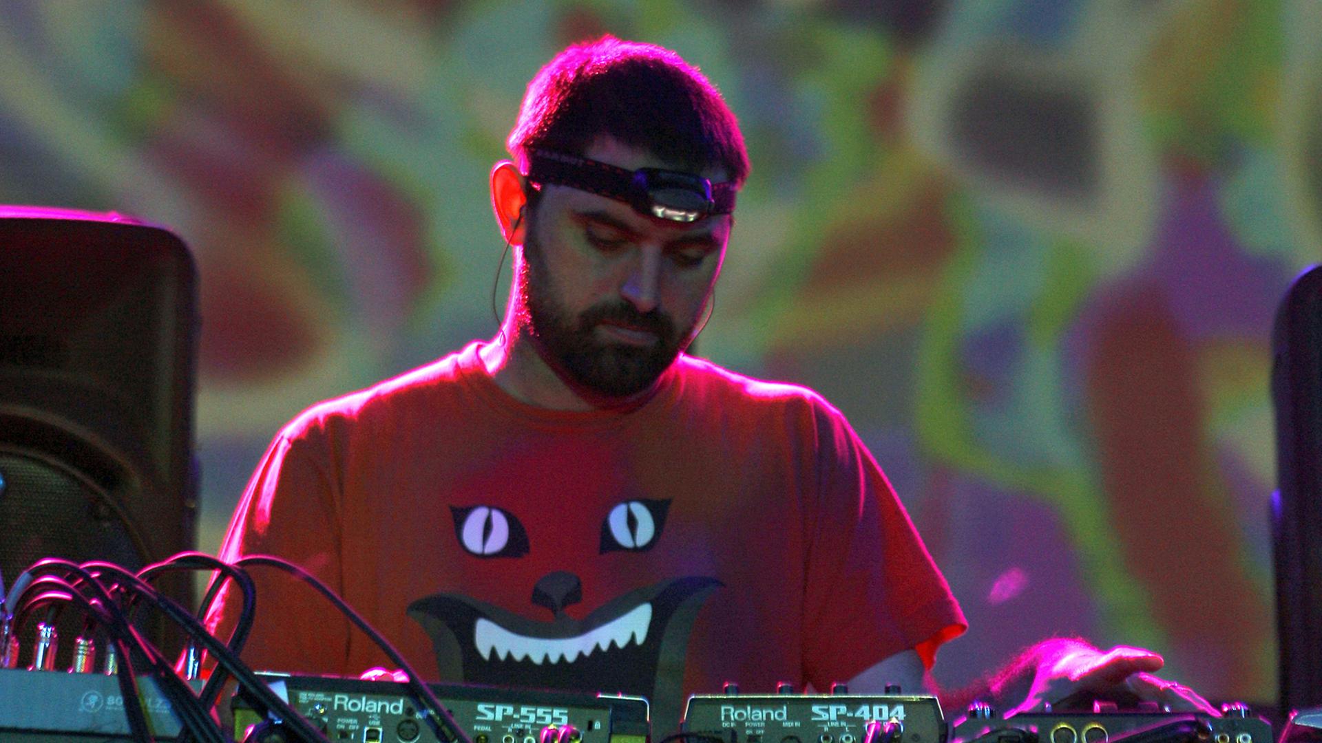 Der Musiker Brian Weitz, aka Geologist von der US-Band Animal Collective bei einem Konzert in Madrid, 2011 Der Musiker Brian Weitz, aka Geologist von der US-Band Animal Collective bei einem Konzert in Madrid, 2011