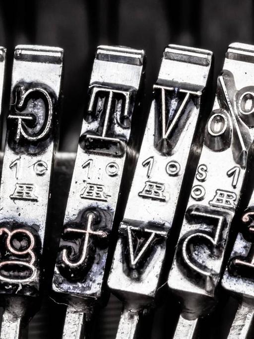 Buchstaben einer alten Schreibmaschine.
