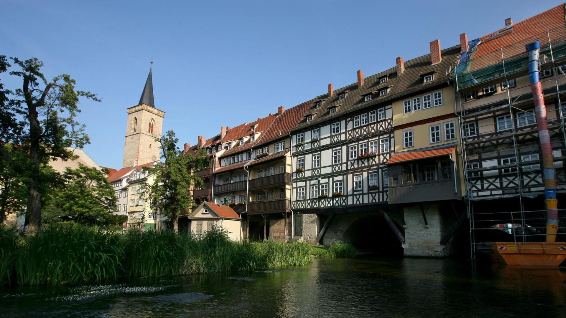 Blick auf die Krämerbrücke in Erfurt mit ihren alten Fachwerkhäusern.