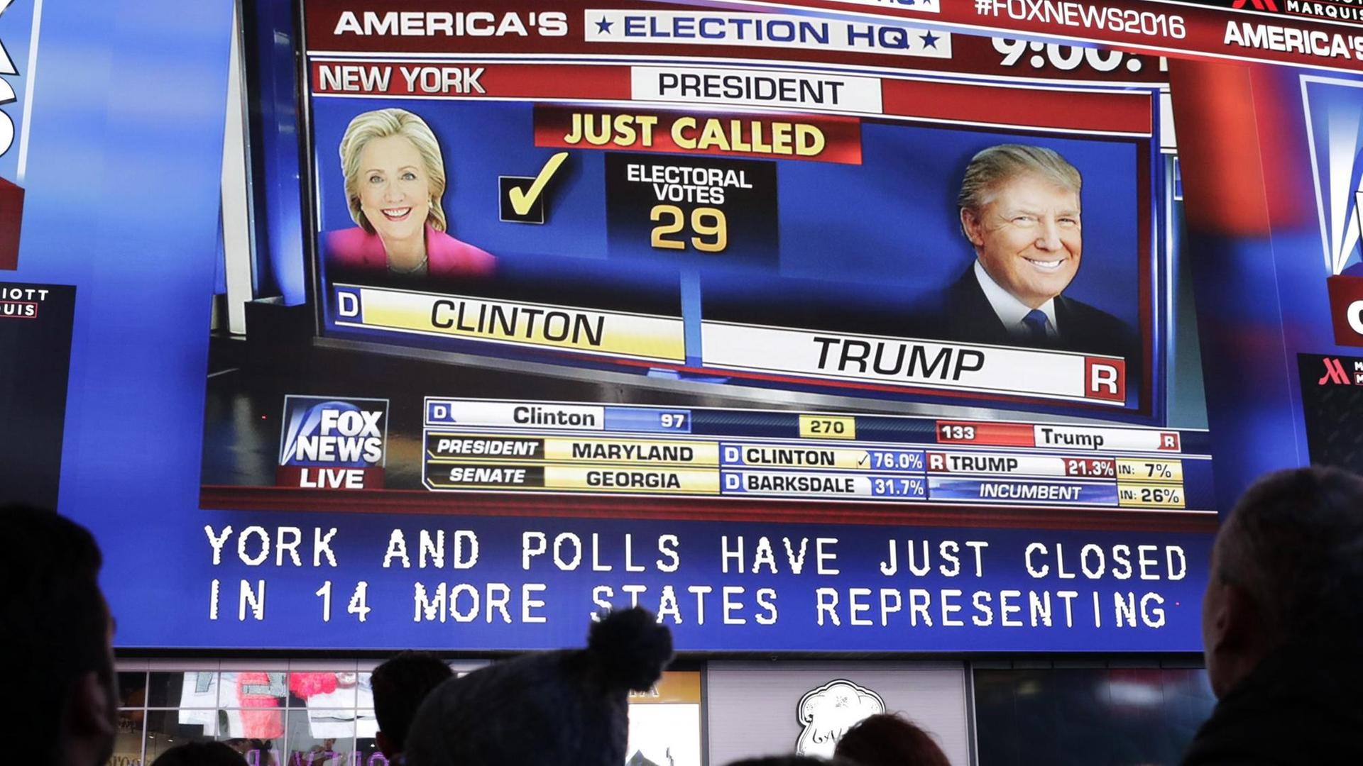 Auf dem großen TV-Bildschirm wird der Sieg Hillary Clintons in New York angezeigt. Auf dem großen TV-Bildschirm wird der Sieg Hillary Clintons in New York angezeigt.