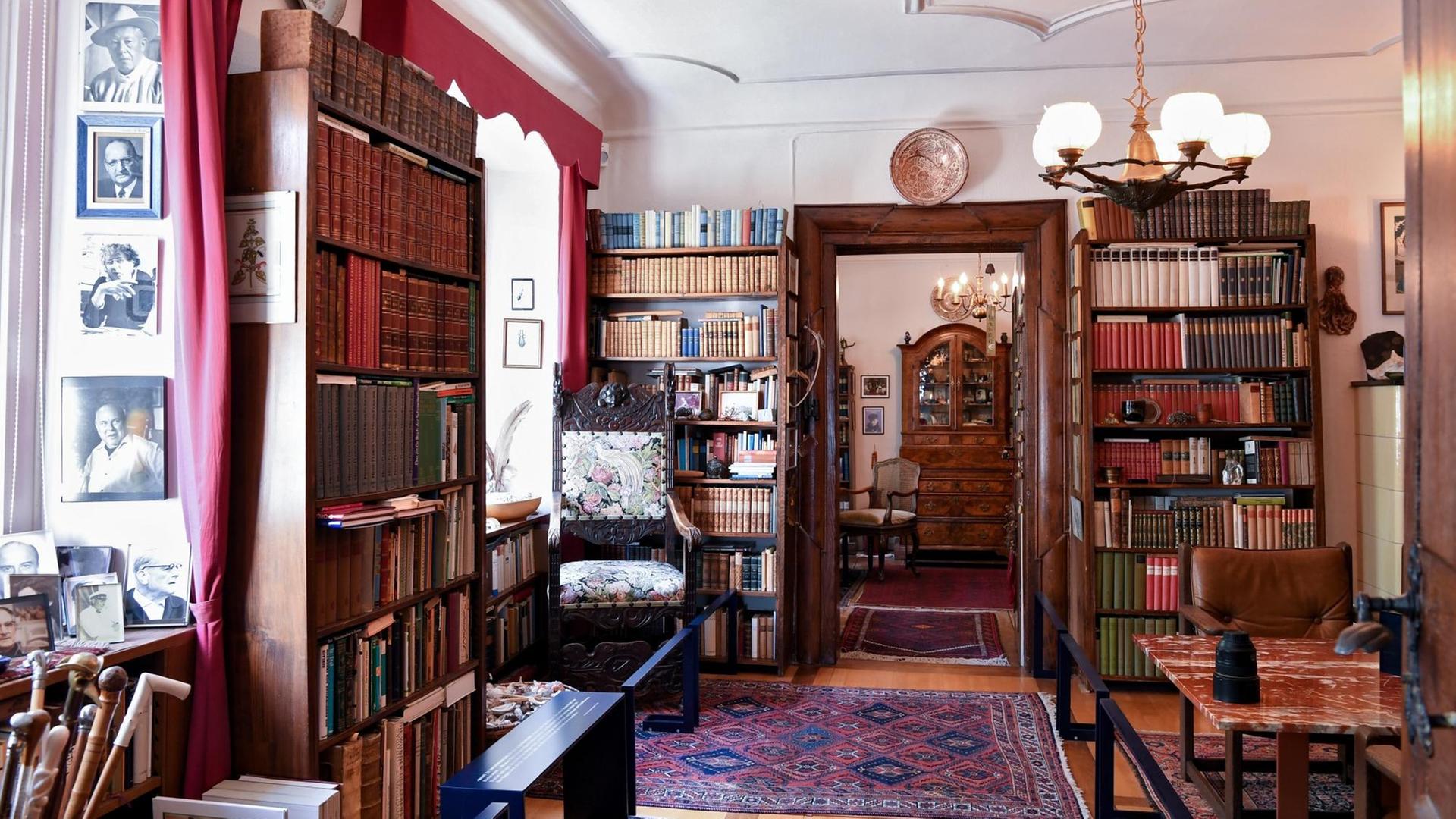 Das Besucherzimmer des verstorbenen Schriftstellers Ernst Jünger in der ehemaligen Oberförsterei in Wilflingen Das Besucherzimmer des verstorbenen Schriftstellers Ernst Jünger in der ehemaligen Oberförsterei in Wilflingen