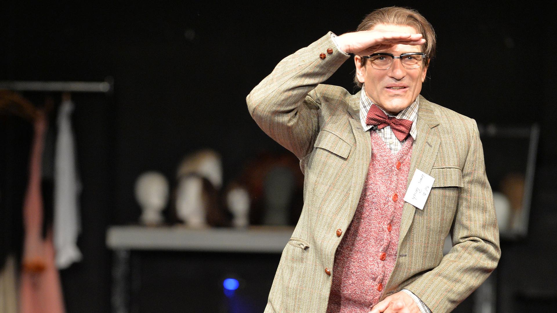 Peter Lüchinger als Lewis Parish in dem Stück "Wie es Will gefällt" von der Shakespeare Company in Bremen Peter Lüchinger als Lewis Parish in dem Stück "Wie es Will gefällt" von der Shakespeare Company in Bremen