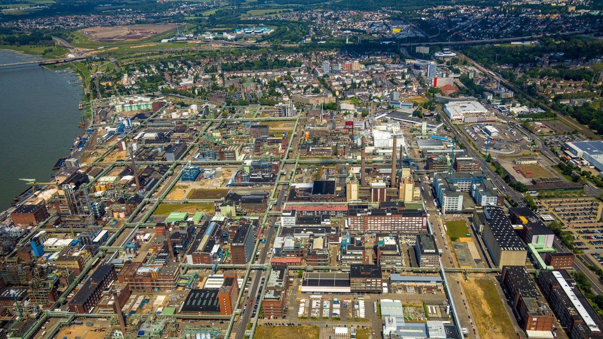 Luftbild vom CHEMPARK Leverkusen Bayer AG Werk mit Hauptverwaltung von Bayer und LANXESS Aktiengesellschaft am Carl-Duisberg-Park in Leverkusen Luftbild vom CHEMPARK Leverkusen Bayer AG Werk mit Hauptverwaltung von Bayer und LANXESS Aktiengesellschaft am Carl-Duisberg-Park in Leverkusen