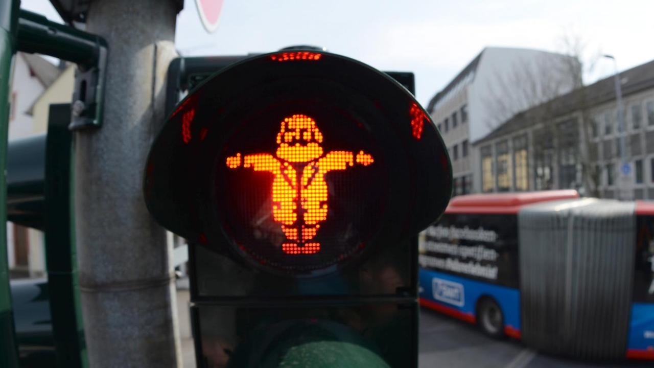 Karl-Marx-Ampel in Trier zum 200. Geburtstag des Philosophen Karl-Marx-Ampel in Trier zum 200. Geburtstag des Philosophen