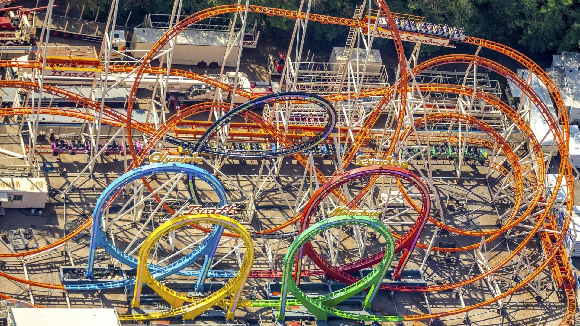 Luftbild der Achterbahn "Olympia-Looping" in Form der fünf Ringe auf einer Cranger Kirmes in Herne. Luftbild der Achterbahn "Olympia-Looping" in Form der fünf Ringe auf einer Cranger Kirmes in Herne.