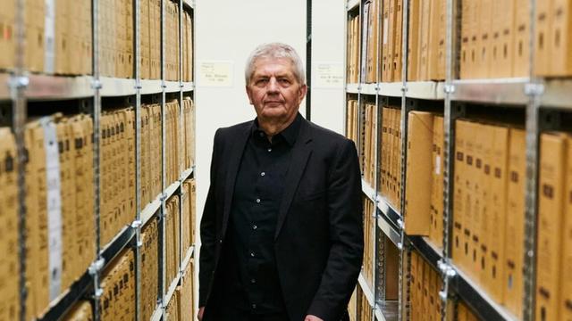 Roland Jahn, Bundesbeauftragter für die Stasi-Unterlagen, steht in einem Aktenraum der ehemaligen Stasi-Zentrale, Campus für Demokratie, zwischen Regalen