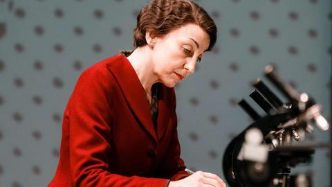 Die Schauspielerin Isabella Vértes-Schütter verkörpert die Biochemikerin Rosalind Franklin bei einer Probe am Hamburger Ernst Deutsch Theater 2017