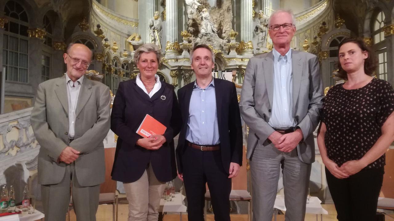 Adam Krzeminski, polnischer Publizist, Alexandra Gerlach, Moderatorin Deutschlandfunk Kultur, Prof. Frank Decker, Politologe, Prof. Borwin Bandelow, Angstforscher, Nina Horaczek, österreichische Journalistin (v.l.n.r.) Adam Krzeminski, polnischer Publizist, Alexandra Gerlach, Moderatorin Deutschlandfunk Kultur, Prof. Frank Decker, Politologe, Prof. Borwin Bandelow, Angstforscher, Nina Horaczek, österreichische Journalistin (v.l.n.r.)