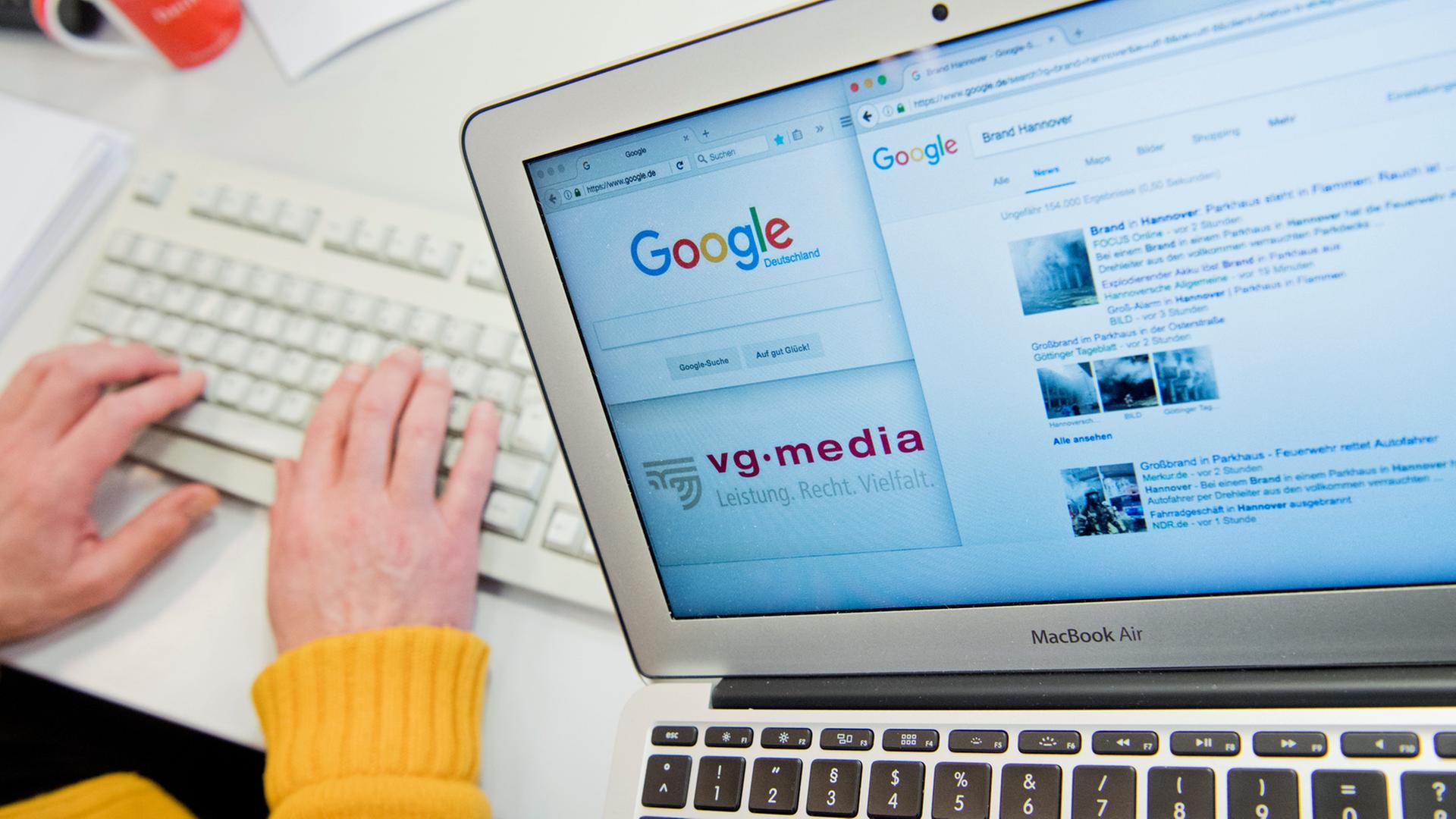 Auf einem Computermonitor die Startseite der Suchmaschine Google, die Homepage der Verwertungsgesellschaft VG Media sowie eine Nachrichtensuche auf Google zu sehen. Auf einem Computermonitor die Startseite der Suchmaschine Google, die Homepage der Verwertungsgesellschaft VG Media sowie eine Nachrichtensuche auf Google zu sehen.