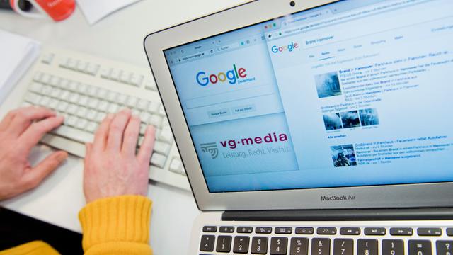 Auf einem Computermonitor die Startseite der Suchmaschine Google, die Homepage der Verwertungsgesellschaft VG Media sowie eine Nachrichtensuche auf Google zu sehen.