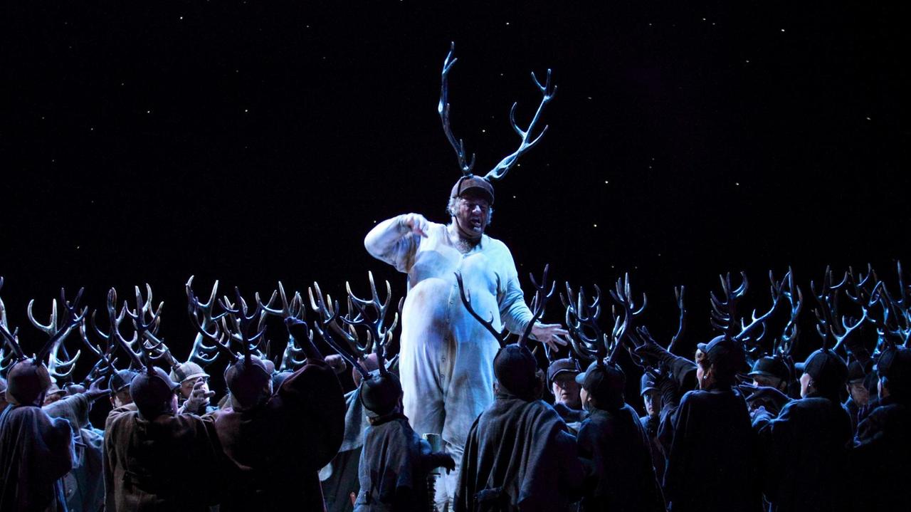 Falstaff (Bryn Terfel) mit Hirschgeweih tanzt über einer gehörnten Menge