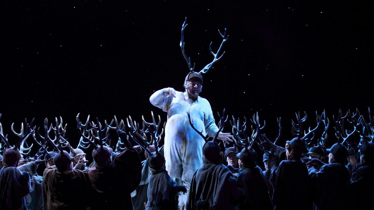Falstaff (Bryn Terfel) mit Hirschgeweih tanzt über einer gehörnten Menge Falstaff (Bryn Terfel) mit Hirschgeweih tanzt über einer gehörnten Menge