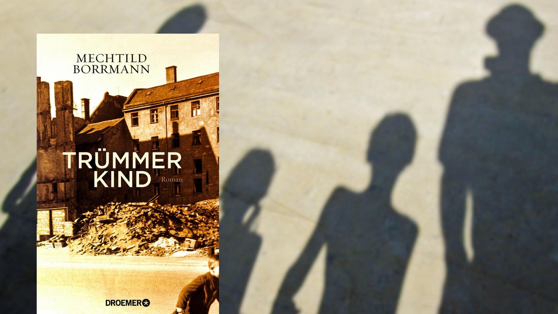 Buchcover "Trümmerkind" von Mechtild Borrmann. Im Hintergrund die Schattenumrisse einer Familie. Buchcover "Trümmerkind" von Mechtild Borrmann. Im Hintergrund die Schattenumrisse einer Familie.