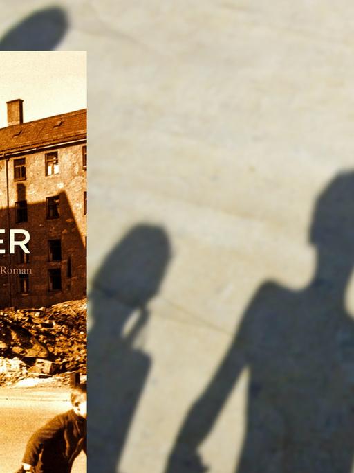 Buchcover "Trümmerkind" von Mechtild Borrmann. Im Hintergrund die Schattenumrisse einer Familie.