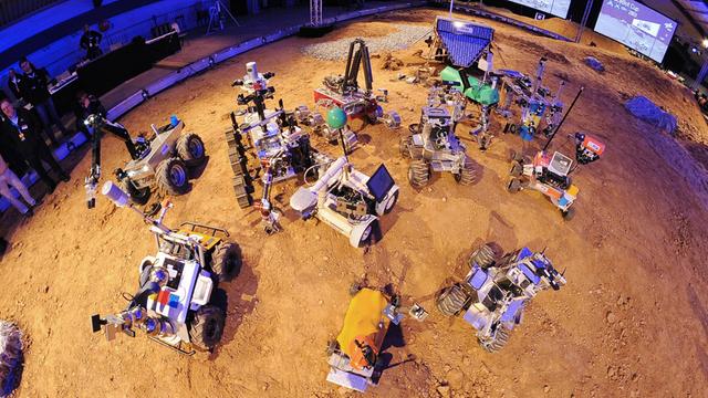 Beim ersten DLR SpaceBot Cup traten robotische Systeme von zehn Teams aus ganz Deutschland gegeneinander an.