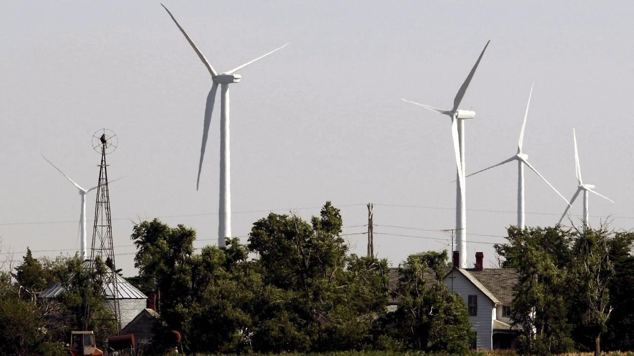 Windräder hinter einem Farmhaus als Teil des Smoky Hills Wind Projekts in Lincoln und Ellsworth Counties nahe Lincoln, Kansas, USA Windräder hinter einem Farmhaus als Teil des Smoky Hills Wind Projekts in Lincoln und Ellsworth Counties nahe Lincoln, Kansas, USA