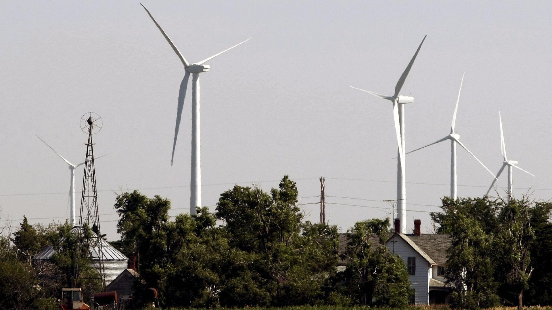 Windräder hinter einem Farmhaus als Teil des Smoky Hills Wind Projekts in Lincoln und Ellsworth Counties nahe Lincoln, Kansas, USA
