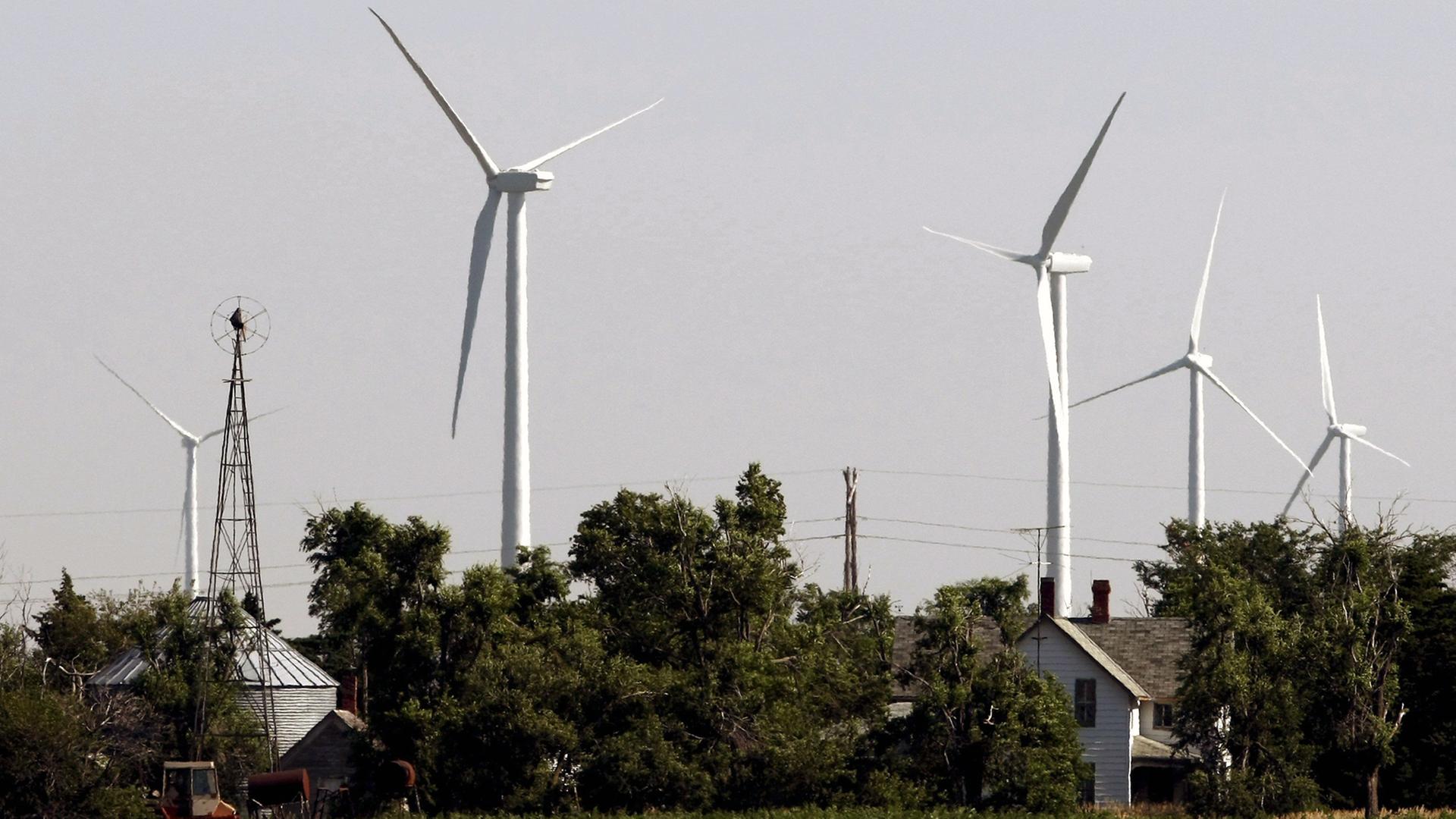 Windräder hinter einem Farmhaus als Teil des Smoky Hills Wind Projekts in Lincoln und Ellsworth Counties nahe Lincoln, Kansas, USA Windräder hinter einem Farmhaus als Teil des Smoky Hills Wind Projekts in Lincoln und Ellsworth Counties nahe Lincoln, Kansas, USA