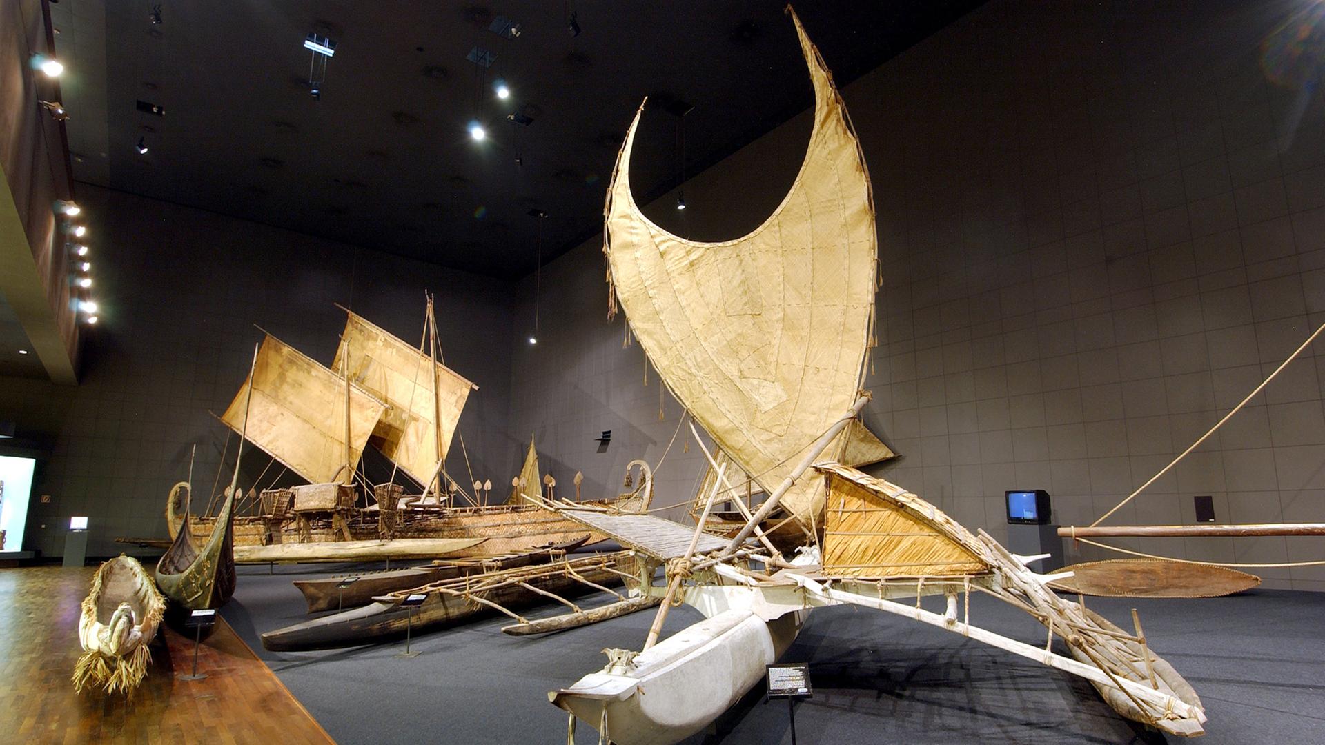Boote der Bewohner von Südseeinseln stehen in der großen Bootshalle der Südsee-Abteilung des Ethnologischen Museums in Berlin. Boote der Bewohner von Südseeinseln stehen in der großen Bootshalle der Südsee-Abteilung des Ethnologischen Museums in Berlin.