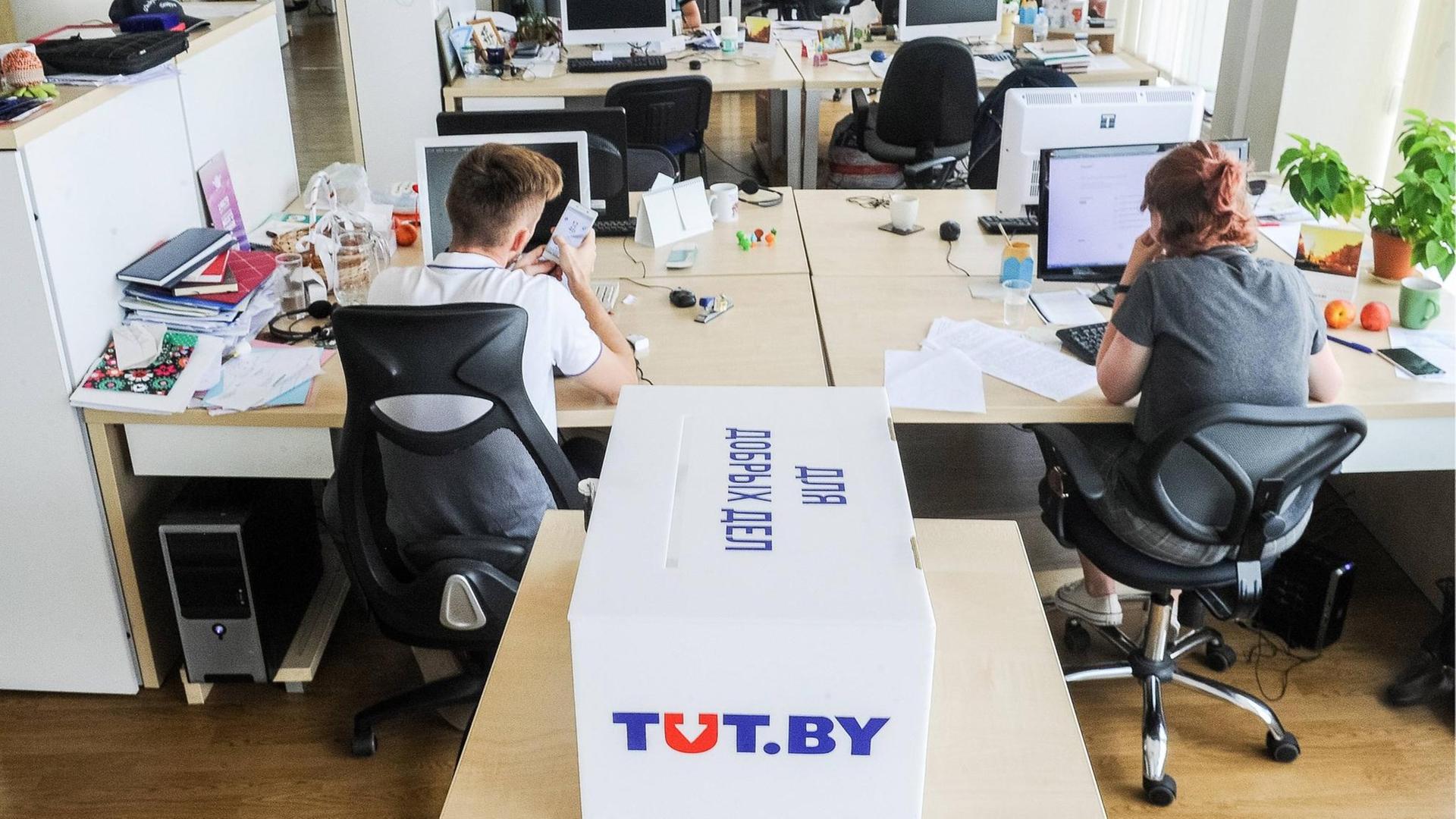 Mitarbeiter der Nachrichten-Webseite tut.by im Büro in Minsk, Prospekt Dzerzhinskogo. E Mitarbeiter der Nachrichten-Webseite tut.by im Büro in Minsk, Prospekt Dzerzhinskogo. E