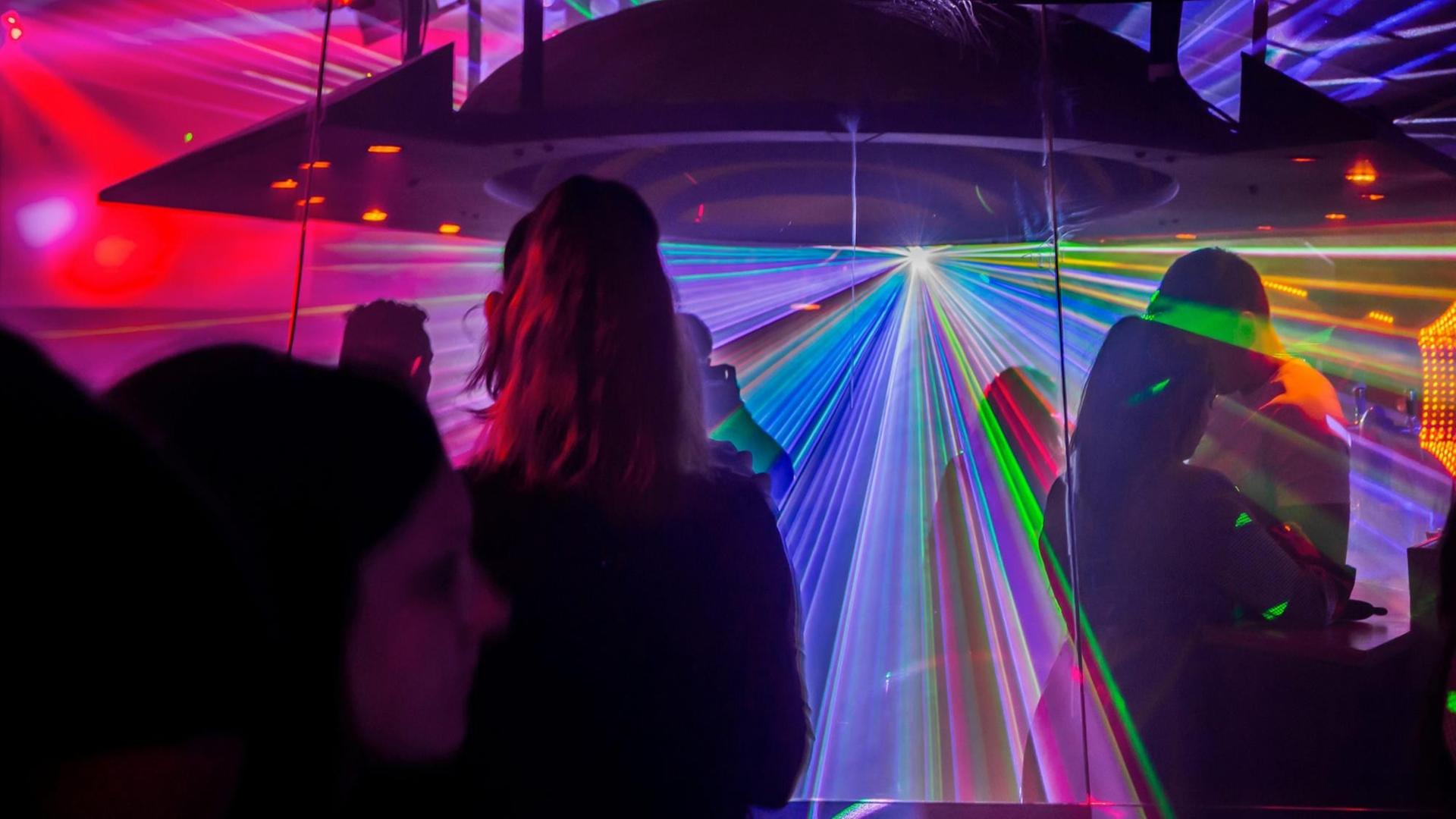 Buntes Licht und tanzende Menschen, die man im Schatten nicht erkennen kann. Buntes Licht und tanzende Menschen, die man im Schatten nicht erkennen kann.