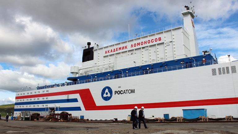 28.06.2019, Russland, Mumansk: Das erste schwimmende Atomkraftwerk mit dem Namen Akademik Lomonossow liegt am in einem Hafen in der Stadt Murmansk. Moskau investiert immer mehr in Atomenergie. So soll das erste schwimmende Akw bald eine abgelegene Stadt in Sibirien mit Strom versorgen. Foto: Claudia Thaler/dpa | Verwendung weltweit 28.06.2019, Russland, Mumansk: Das erste schwimmende Atomkraftwerk mit dem Namen Akademik Lomonossow liegt am in einem Hafen in der Stadt Murmansk. Moskau investiert immer mehr in Atomenergie. So soll das erste schwimmende Akw bald eine abgelegene Stadt in Sibirien mit Strom versorgen. Foto: Claudia Thaler/dpa | Verwendung weltweit