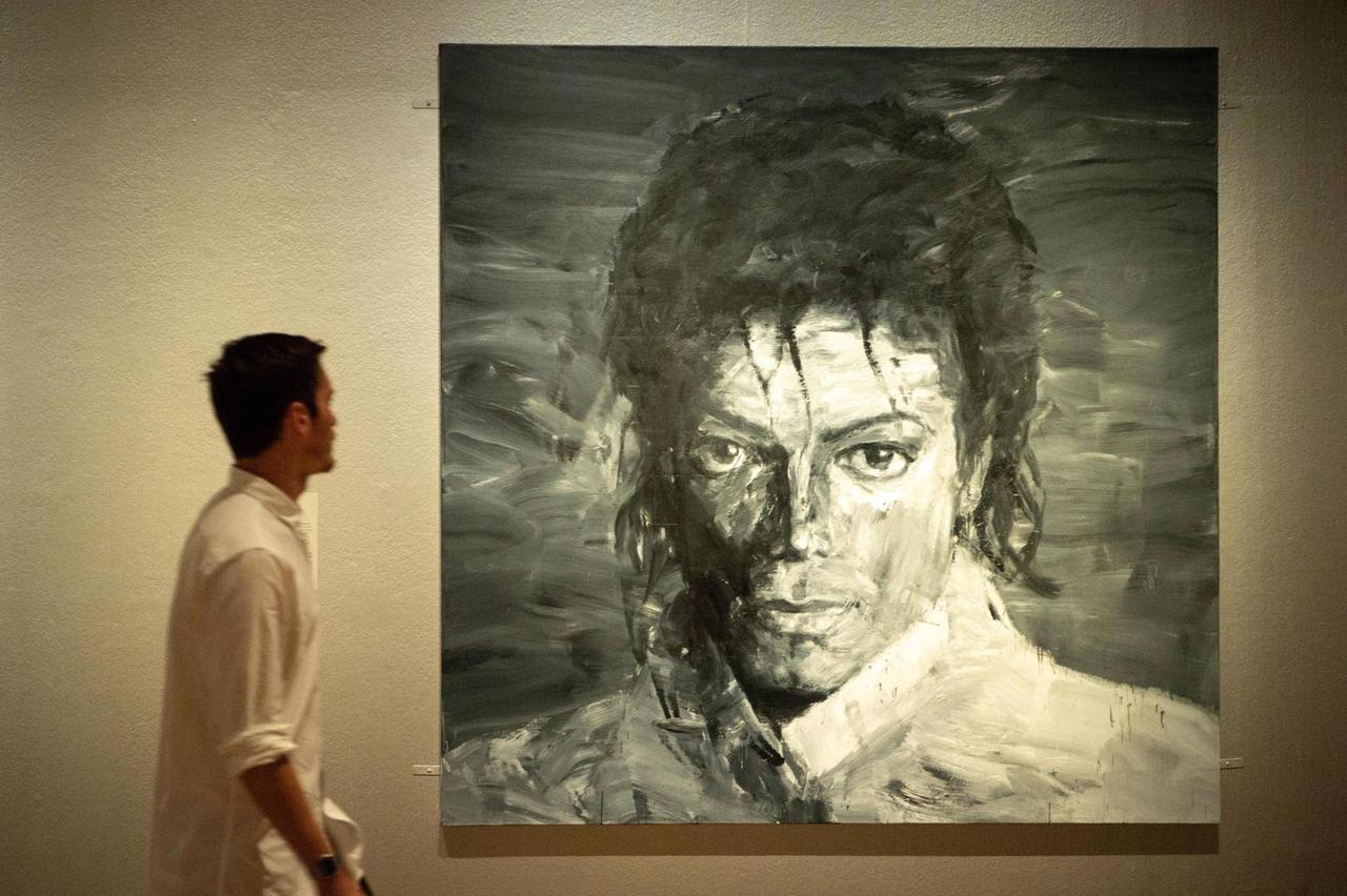 January 13, 2018 - London, London, UK - London, UK. Painting titled In memory of Michael Jackson 1958-2009 (2017) by artist Yan Pei-Ming is shown as part of the Michael Jackson: On the Wall exhibition at the National Portrait Gallery. London UK PUBLICATIONxINxGERxSUIxAUTxONLY - ZUMAl94_ 20180113_zaf_l94_082 Copyright: xRayxTangx  