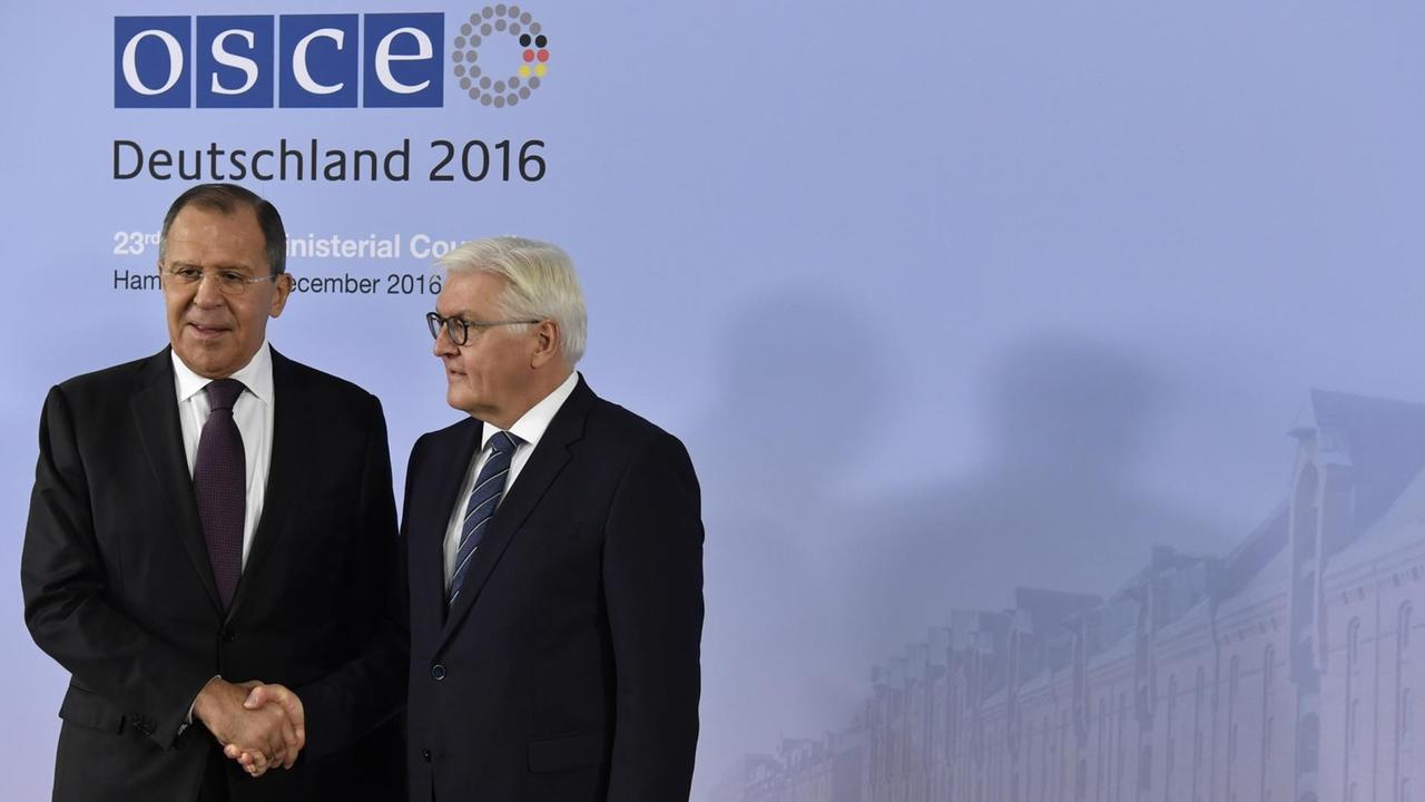 Bundesaußenminister Frank-Walter Steinmeier und sein russischer Amtskollege Sergej Lawrow auf der OSZE-Tagung in Hamburg. Bundesaußenminister Frank-Walter Steinmeier und sein russischer Amtskollege Sergej Lawrow auf der OSZE-Tagung in Hamburg.