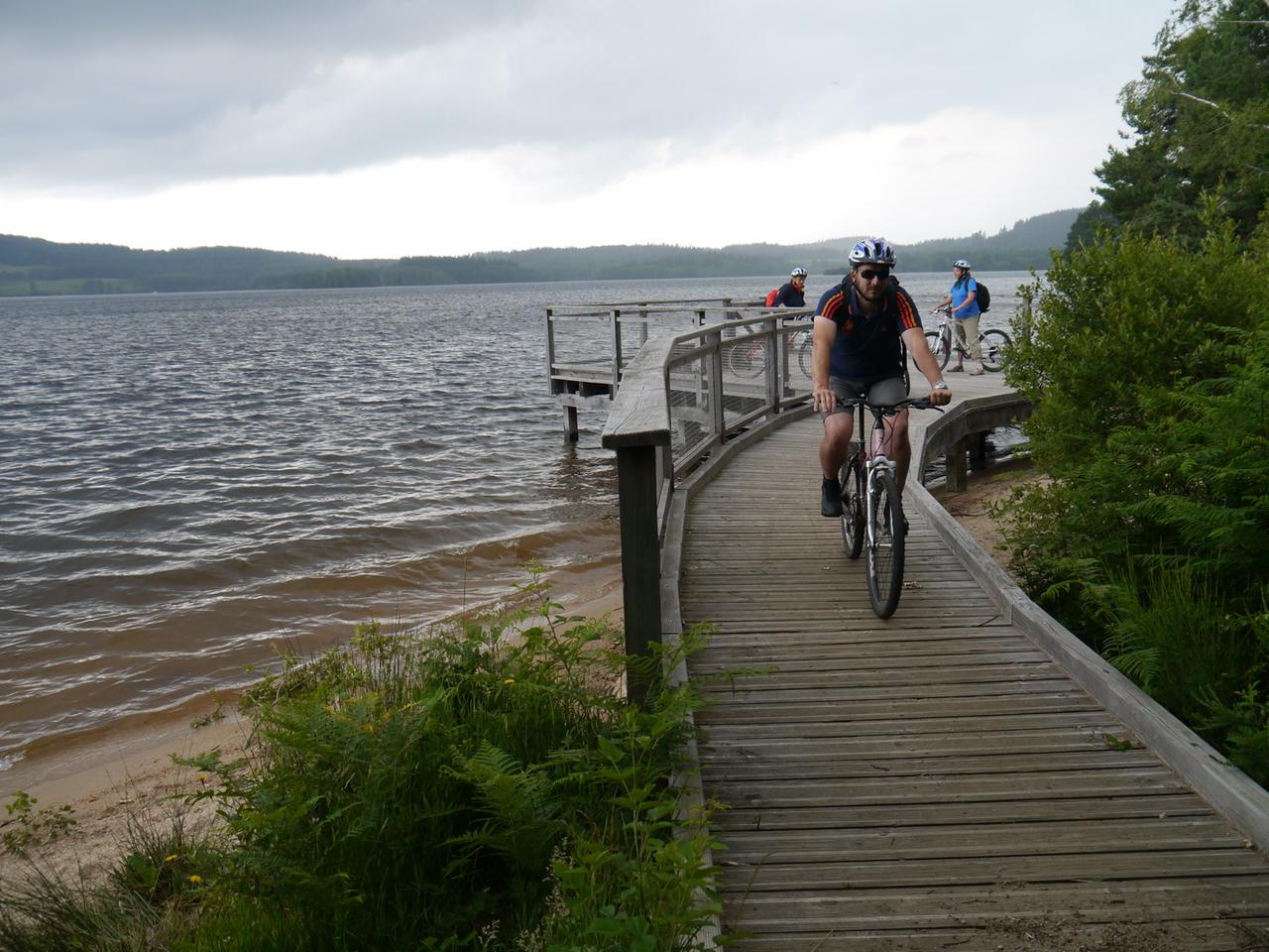Radfahrer auf der Veloroute Est im Limousin am Lac de Vassivière.