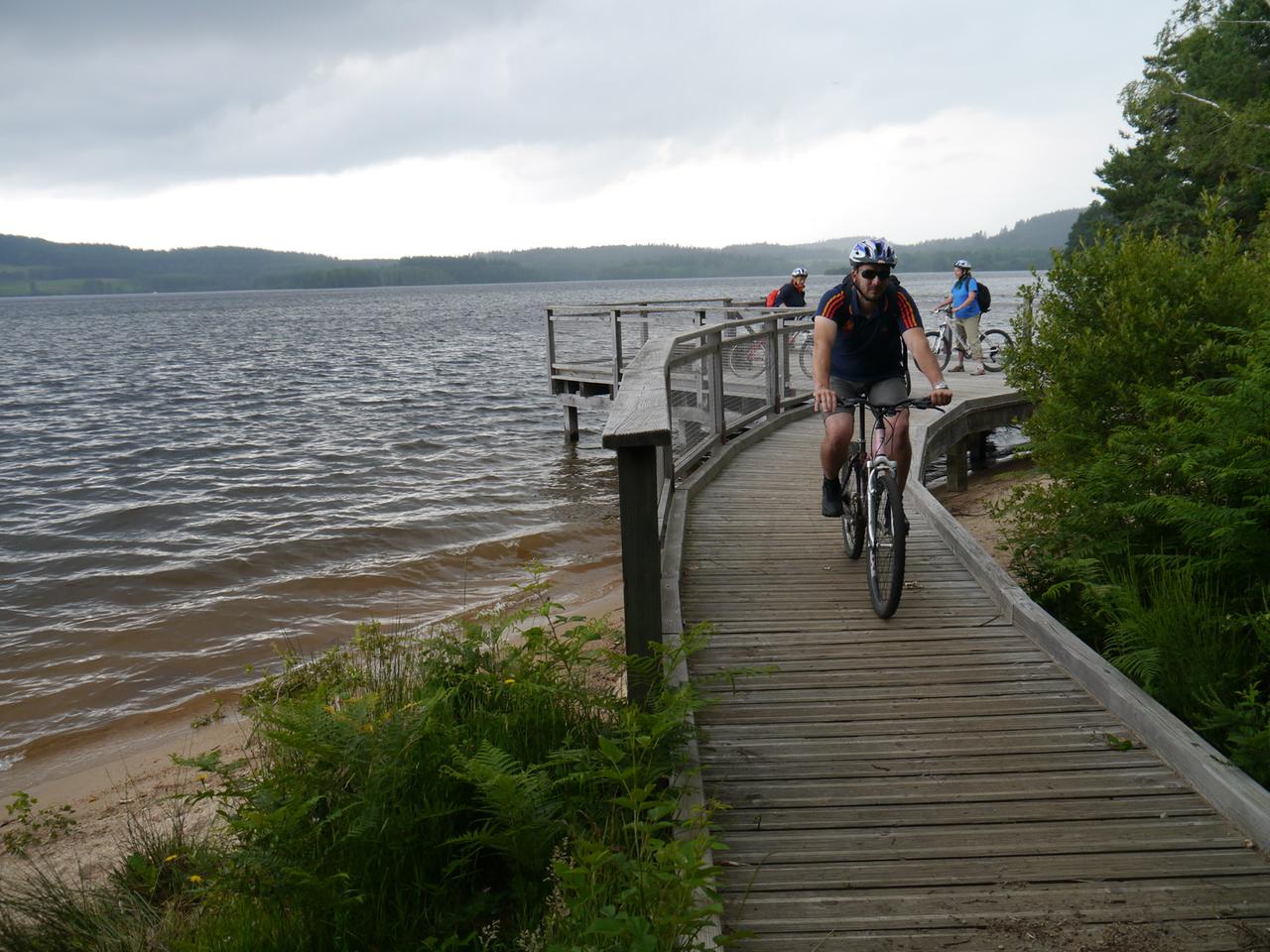 Radfahrer auf der Veloroute Est im Limousin am Lac de Vassivière. Radfahrer auf der Veloroute Est im Limousin am Lac de Vassivière.