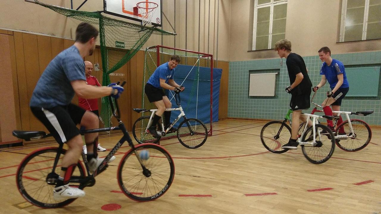 Training bei der Radsportvereinigung Nord Berlin in Wedding. Im Tor ist Trainer Tim Körner. Training bei der Radsportvereinigung Nord Berlin in Wedding. Im Tor ist Trainer Tim Körner.