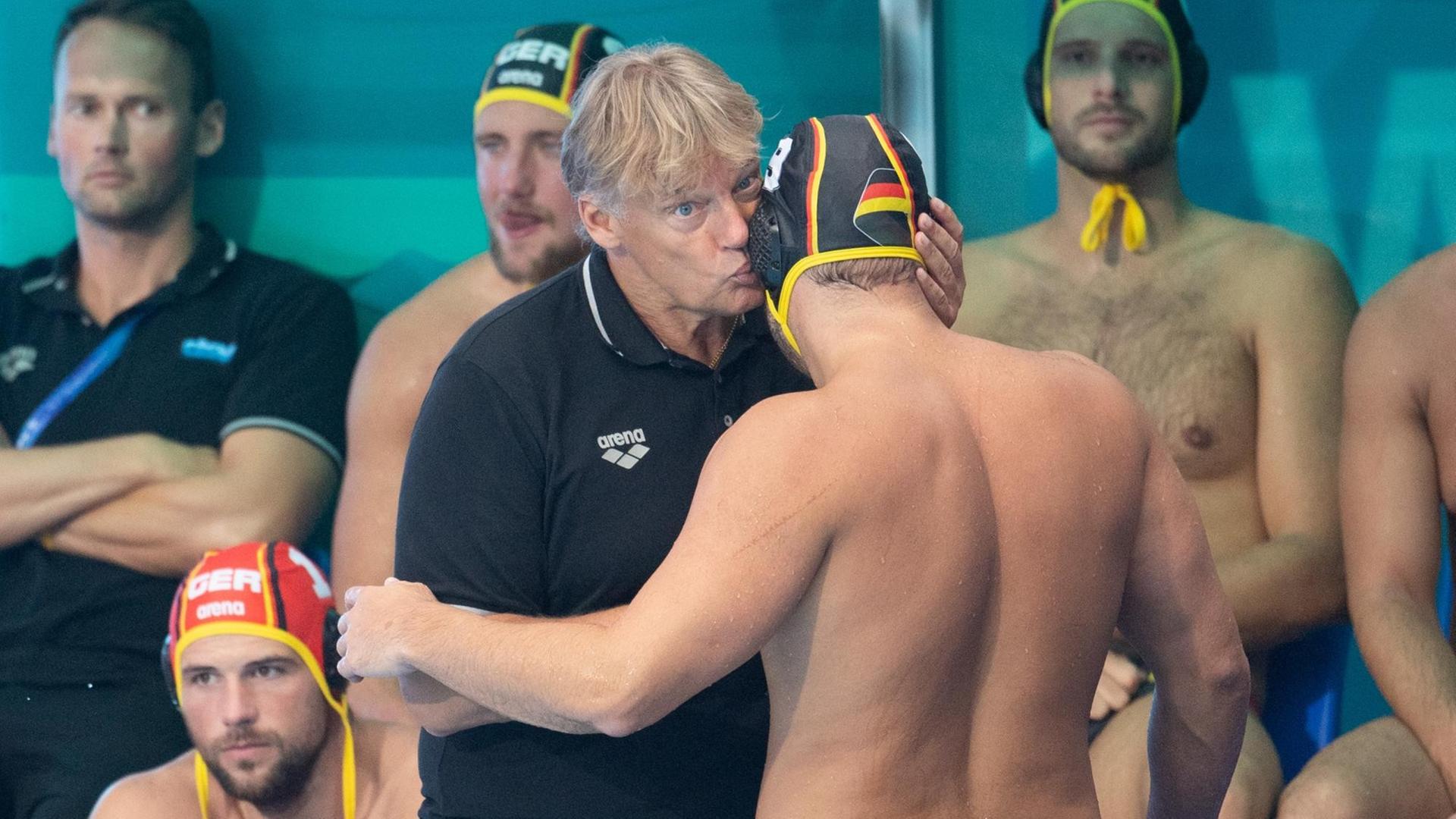 Bundestrainer Hagen Stamm (links) beglückwünscht seinen Sohn und besten Torschützen Marko Stamm. Bundestrainer Hagen Stamm (links) beglückwünscht seinen Sohn und besten Torschützen Marko Stamm.