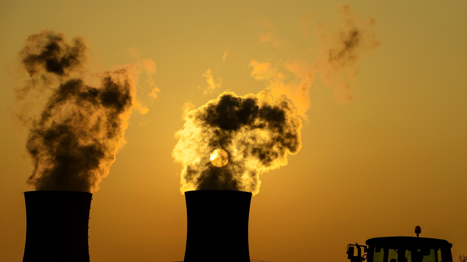 Zwei Kühltürme des Atomkraftwerks Grafenrheinfeld in Bayern in der Abenddämmerung. Zwei Kühltürme des Atomkraftwerks Grafenrheinfeld in Bayern in der Abenddämmerung.