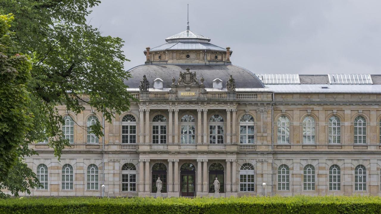 Blick auf die prächtige Fassade des Schlosses Friedenstein in Gotha. Blick auf die prächtige Fassade des Schlosses Friedenstein in Gotha.